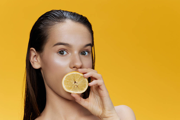 portré nő fél citrom vitaminok egészség kozmetológia elszigetelt háttér - Fotó, kép