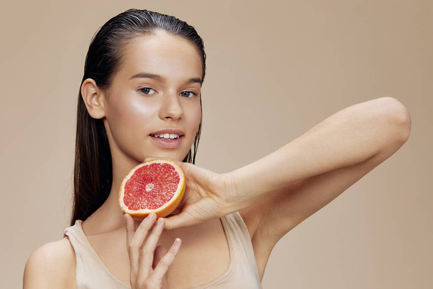 portret vrouw grapefruit in de buurt van gezicht schoon huidverzorging gezondheid close-up Lifestyle - Foto, afbeelding