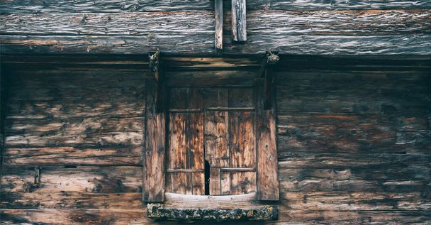 Weathered old wood texture background. Facade wooden house in village in Swiss Alps. The barns, stores, stables and old houses. Timber wood wall texture background. - Foto, Imagen