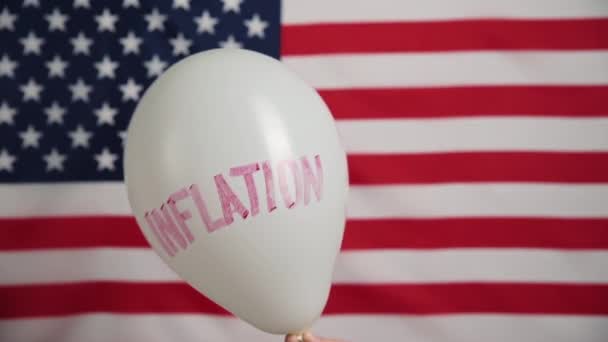 Παγκόσμια αντίληψη του πληθωρισμού. Μπαλόνι με λέξη πληθωρισμός κατά σημαία ΗΠΑ - Πλάνα, βίντεο