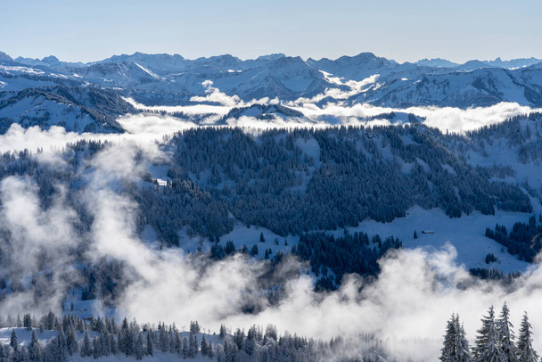 Winterlandscape nas montanhas de Allgaeu, vista do summit de Hochgrat sobre um mar do fog às montanhas de Bregenz Wald, Vorarlberg, Áustria, fotografia da paisagem - Foto, Imagem