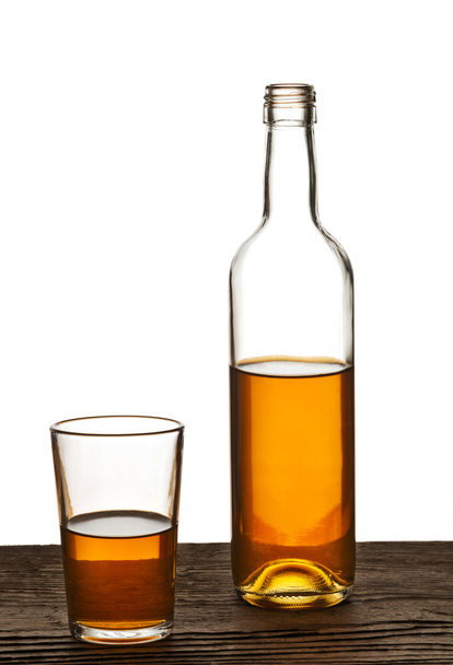 bardak ve şişe üzerinde beyaz izole brendi - Fotoğraf, Görsel