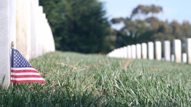 Pierres tombales et drapeau américain, cimetière militaire national aux États-Unis. - Photo, image