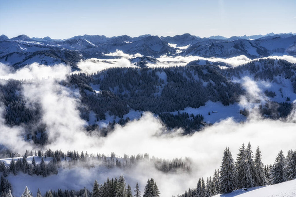Paisaje invernal en las montañas Allgaeu, vista desde la cumbre de Hochgrat sobre un mar de niebla a las montañas Bregenz Wald, Vorarlberg, Austria, fotografía de paisajes - Foto, imagen