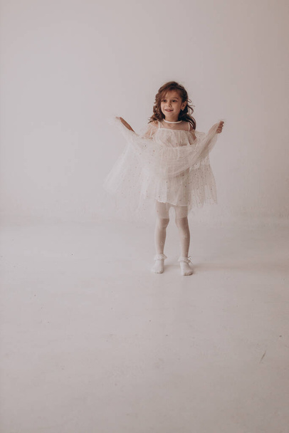 Маленька активна дівчинка бігає, стрибає і розважається
  - Фото, зображення