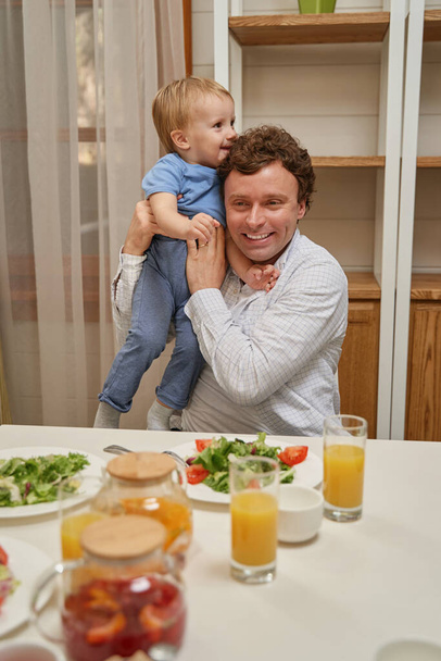 Muotokuva onnellisesta miehestä kotona perheen kanssa - Valokuva, kuva