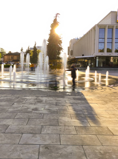 красивая площадь города с фонтаном - Фото, изображение