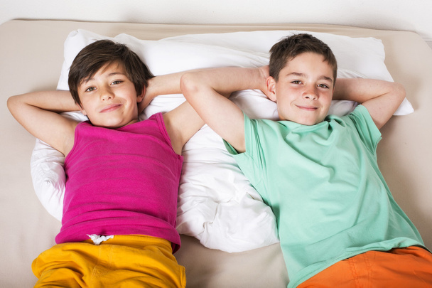 twee jongens in bed - Foto, afbeelding