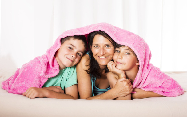 mother and sons in bed - Foto, imagen