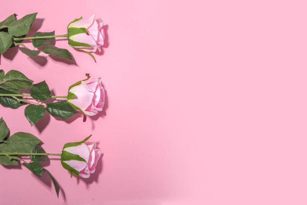 Różowe i białe wiosenne tło wakacyjne z różnymi słodkimi kwiatami przetargu. Walentynki, Międzynarodowe Dzień Kobiet 8 marca, urodziny, Dzień Matki makieta z kartką okolicznościową - Zdjęcie, obraz