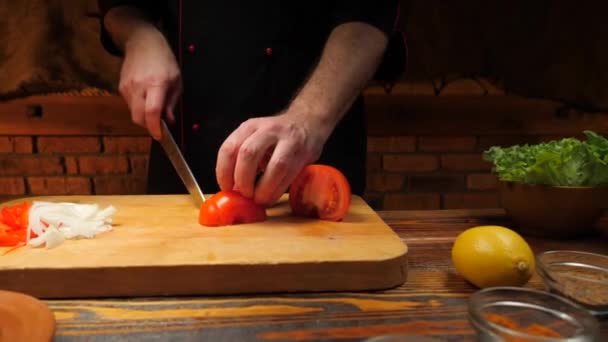 Повар режет красные помидоры ножом - Кадры, видео