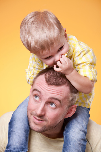 Young father play with son on his shoulders - 写真・画像