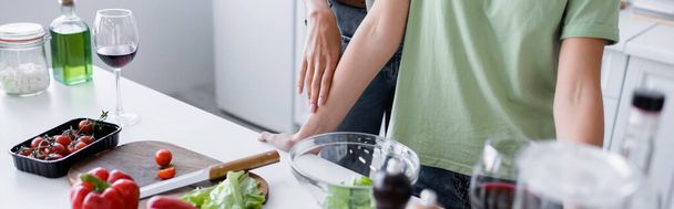 обрізаний вид на молоду пару сексу приготування їжі на кухні, банер
 - Фото, зображення