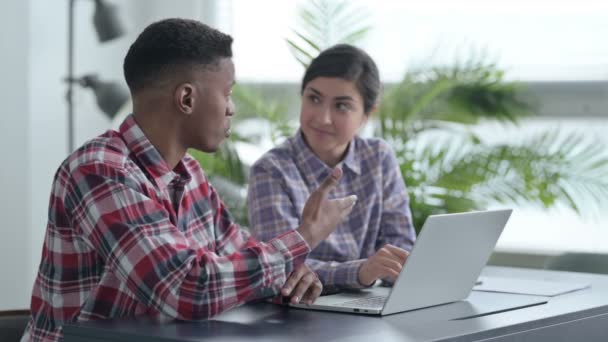 Afrikalı erkek ve Hintli kadın dizüstü bilgisayarda grup tartışması yapıyorlar  - Video, Çekim