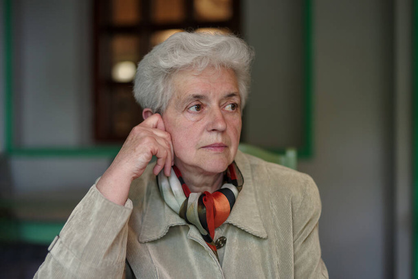 Porträt einer Seniorin mit grauen Haaren - Foto, Bild