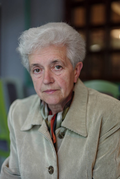 Portret van oudere vrouw met grijs haar - Foto, afbeelding