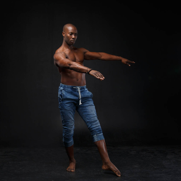 Dancing black man on a black background. - Fotoğraf, Görsel