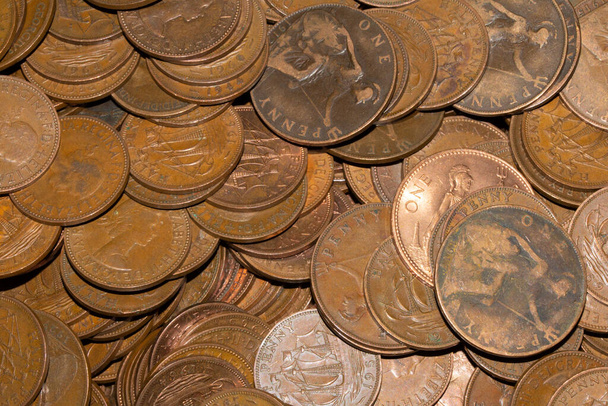 Egy hatalmas gyűjtemény régi pretizedes pennyk és fél penny angol érmék - Fotó, kép