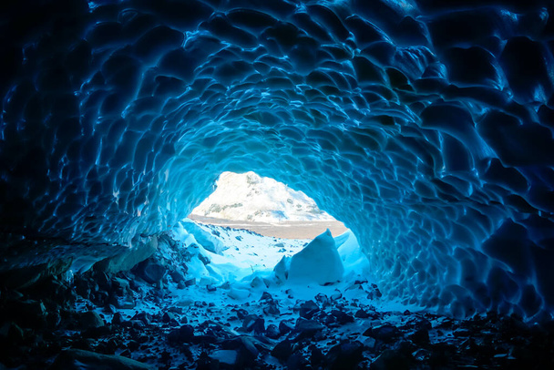 Dentro de una cueva de hielo frío en la península de Kamchatka en Rusia - Foto, Imagen