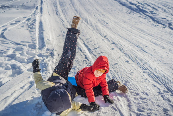 Mom and son sledding on the mountain - Fotografie, Obrázek