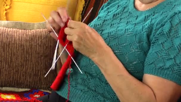 Calzino in maglia a mano nonna con cinque aghi, da vicino
. - Filmati, video