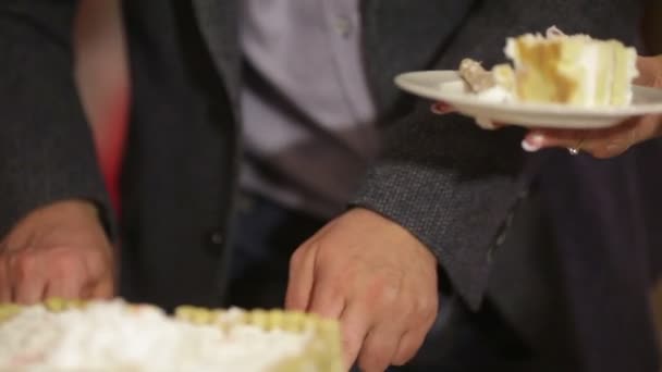 Wedding fruit cake cuting - Záběry, video