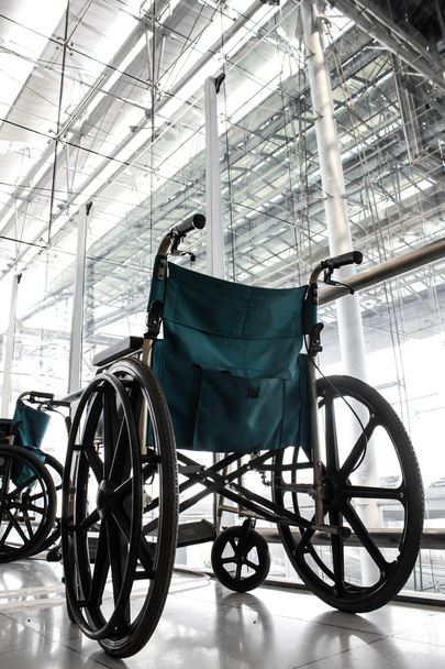 serviço de cadeira de rodas no aeroporto
 - Foto, Imagem