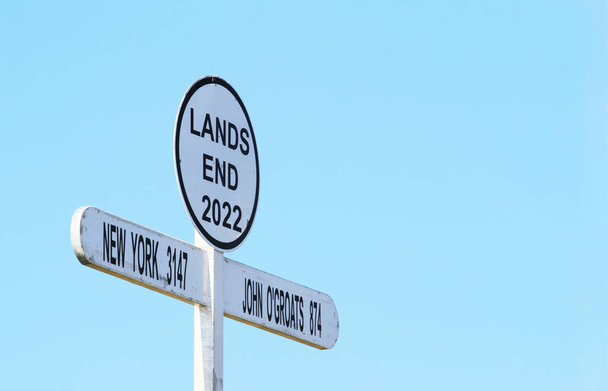 Σήμανση στο Land 's End Cornwall UK. Το Land 's End to John o' Groats είναι η διάβαση ολόκληρου του μήκους της Μεγάλης Βρετανίας μεταξύ δύο άκρων (νοτιοδυτικά & βορειοανατολικά). Κύκλοι & δρομείς. - Φωτογραφία, εικόνα
