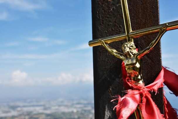 Χριστός και Παναγία. Πάσχα, η ιδέα της ανάστασης. Christian metal σταυρό σε φόντο με δραματικό φωτισμό του ουρανού πανόραμα - Φωτογραφία, εικόνα