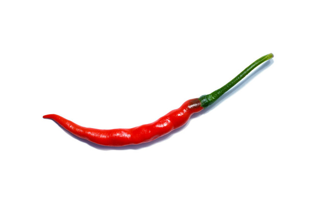 Primer plano Chili rojo largo, Chili Pepper sobre fondo blanco. (Nombre científico Capsicum frutescens) - Foto, Imagen
