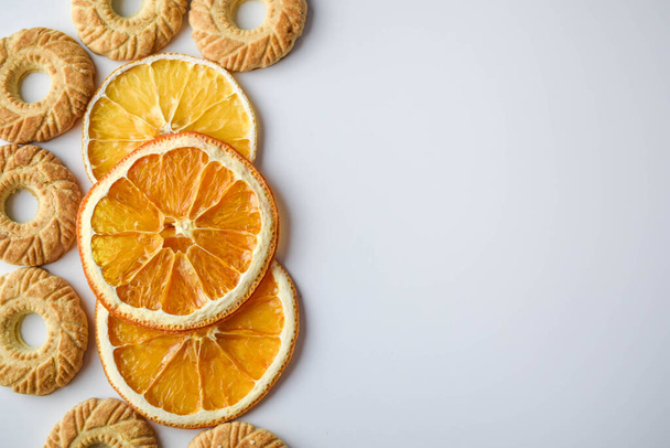 round-shaped cookies and round dry orange slices  - Foto, imagen