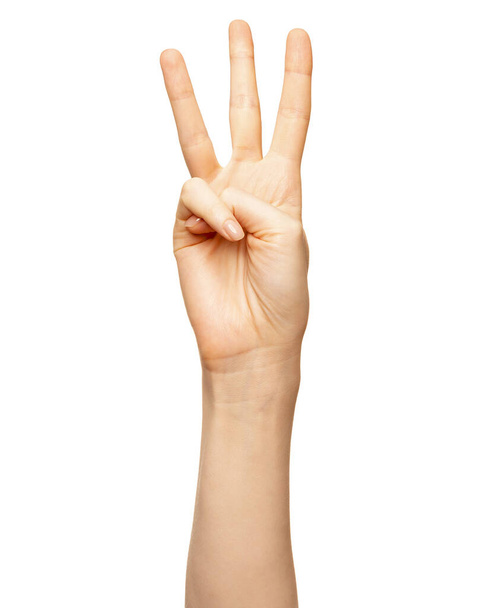 Weibliche Hand zeigt Zahlenzeichen drei Finger isoliert auf weiß - Foto, Bild