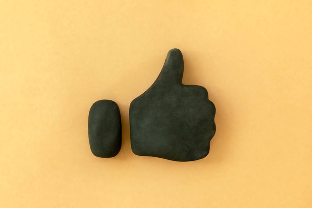 Hüvelykujj fel szimbólum. 3D ikon alakja fekete hüvelykujj felfelé jel semleges háttérrel. A siker és a jóváhagyás fogalma. - Fotó, kép