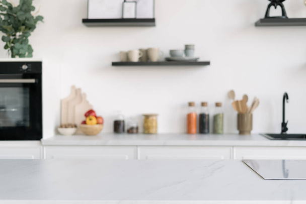 Closeup de elegante cozinha nórdica design de interiores com grande superfície e fogão de indução. Utensílios de cozinha modernos e decoração. Apartamento de luxo para venda - Foto, Imagem