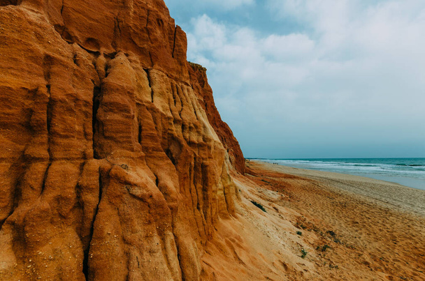 Παραλία Falesia στην Albufeira, περιφέρεια Algarve, Πορτογαλία. Η παραλία περιβάλλεται από ψηλούς ασβεστολιθικούς γκρεμούς και είναι προσβάσιμη μόνο από λίγες σκάλες.. - Φωτογραφία, εικόνα