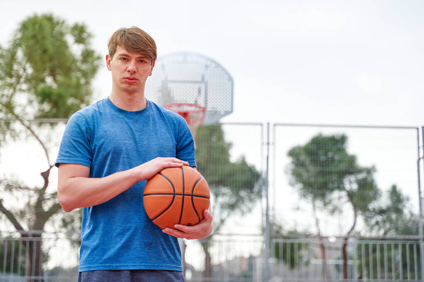 Portrét mladého basketbalisty na hřišti - Fotografie, Obrázek