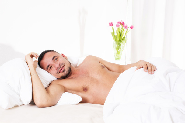 man in bed - Foto, afbeelding