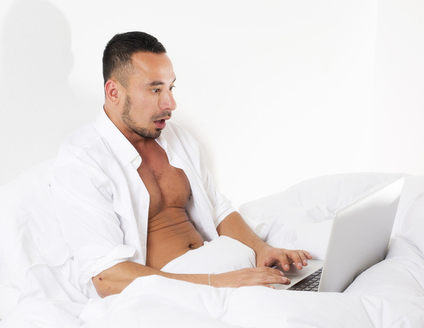 Mann im Bett mit Laptop - Foto, Bild