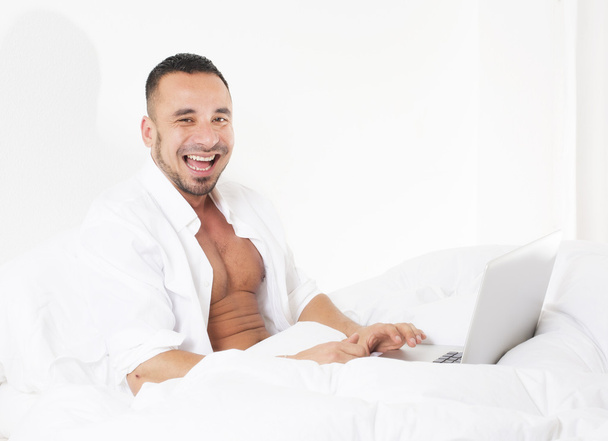 Man in bed with laptop - Zdjęcie, obraz