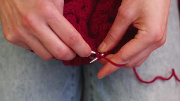 vrouw breien, vrouw handen close-up - Video