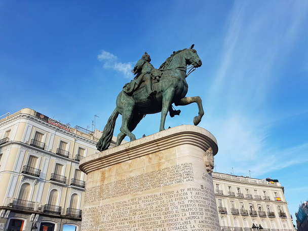 Alicante, España; 16 / 10 / 2019: escultura de bronce de caballero a caballo - Foto, imagen
