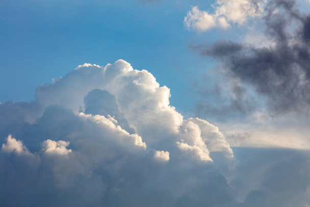 Schwere dunkle Wolke auf blauem Himmelshintergrund, Sturm Kumuluswolken, Wolkenbild weiße und graue Farbe, trübes Wetter - Foto, Bild