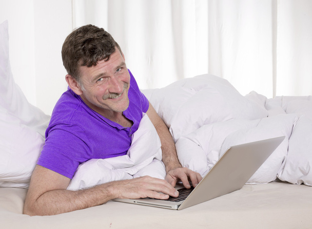 man in bed with laptop - Foto, Imagen