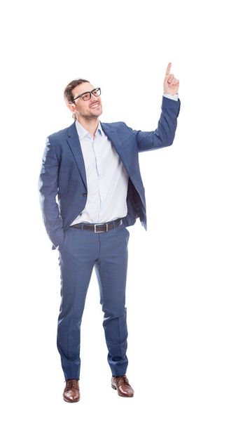 Ganzes Porträt eines selbstbewussten Geschäftsmannes hält eine Hand in der Tasche, zeigt mit dem Zeigefinger isoliert auf weißem Hintergrund. Zukunftsplanung für Geschäftsleute - Foto, Bild