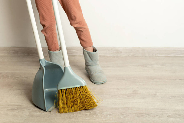 Limpeza da casa, vassoura e colher. limpeza - Foto, Imagem