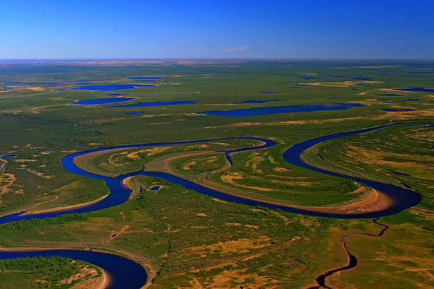Tundra bahar manzarasının en üst manzarasında göller ve nehirler var. Taimyr Tundra yaz başında bir helikopterden. Sibirya, Rusya.   - Fotoğraf, Görsel