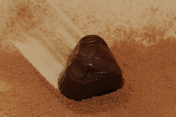 Čokoládový bonbon, na čokoládovém pozadí. - Fotografie, Obrázek