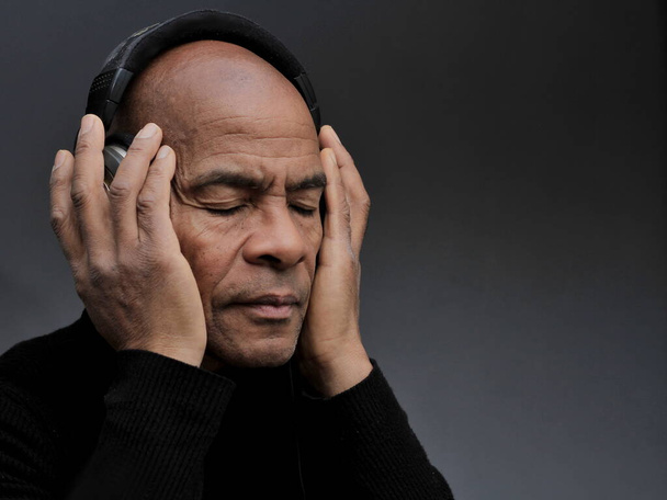 κουφός άνθρωπος που υποφέρει από κώφωση και απώλεια ακοής σε γκρίζο μαύρο φόντο με τους ανθρώπους Στοκ Εικόνα αρχείου - Φωτογραφία, εικόνα