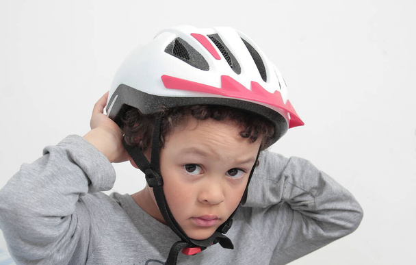 malé dítě hrající si s cyklistickou helmou stock fotografie - Fotografie, Obrázek