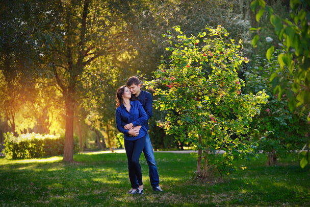 romantické teenage pár objímat venku  - Fotografie, Obrázek